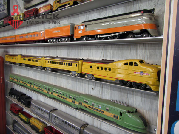 Train and collectables display rails a